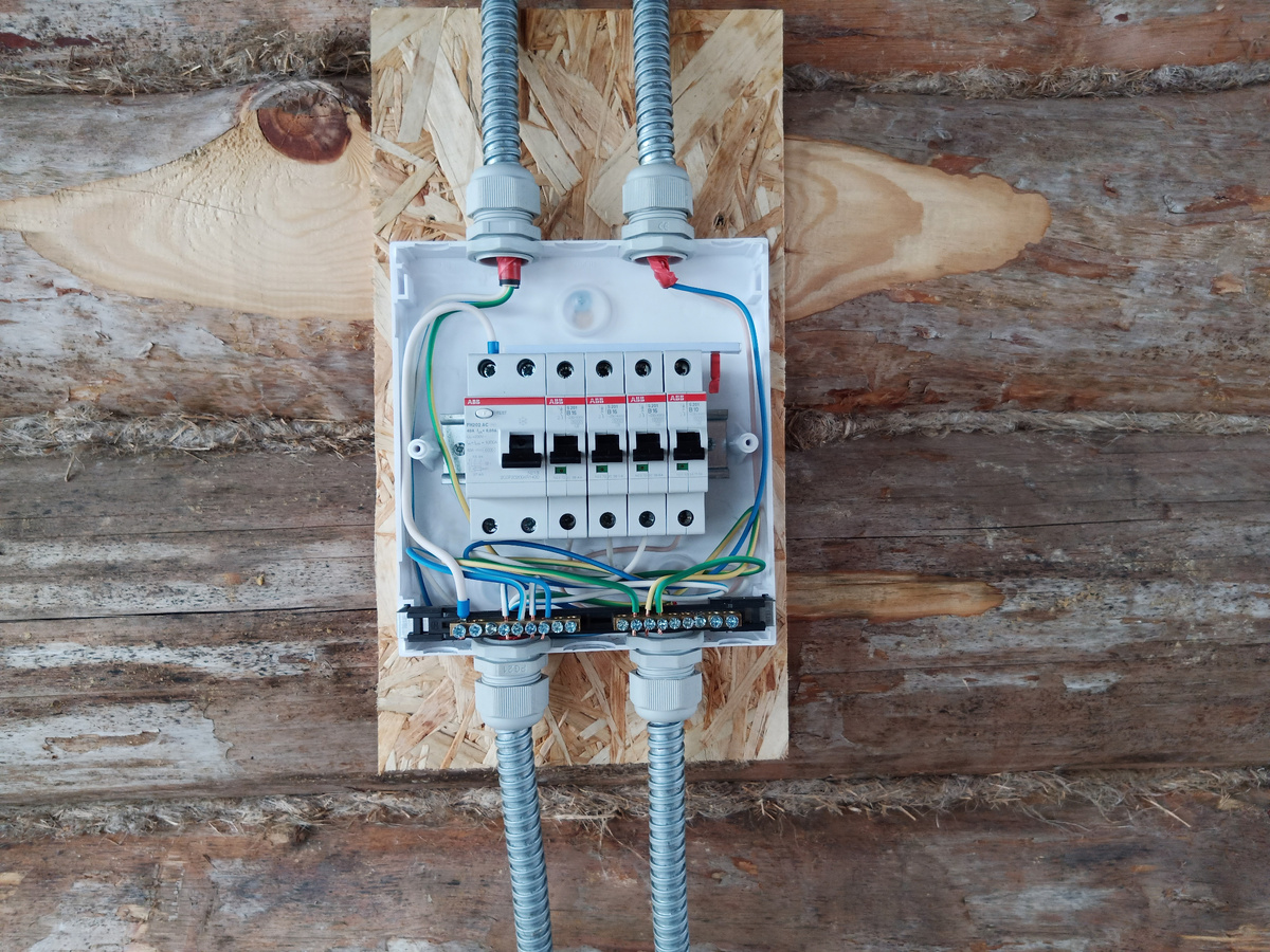 Первый вариант щитка.