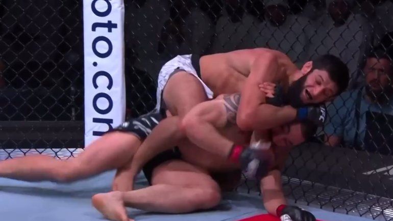    Хамзат Чимаев победил Роберта Уиттакера в первом раунде на турнире UFC 308.Скриншот видео