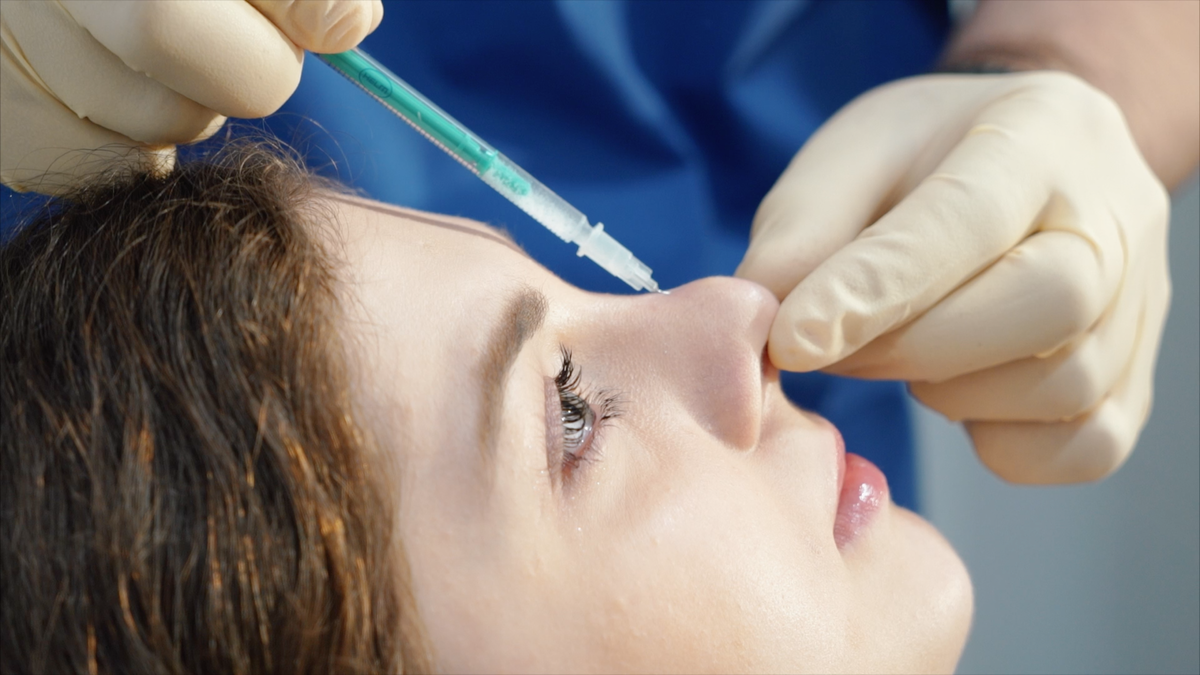 Пластический хирург Стайсупов В.Ю. делает укол дипроспана в нос после ринопластики