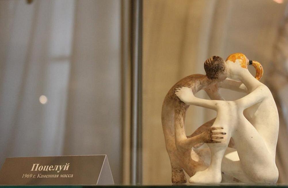 Скульптурная композиция "Поцелуй". 1969. Автор - Калита Б.Е. Фото взято из свободного доступа в интернете.