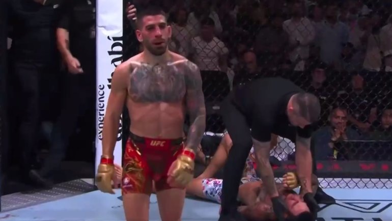    Илия Топурия нокаутировал Макса Холлоуэя в главном бою UFC 308.Скриншот видео