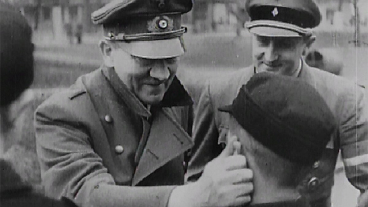    Гитлер во время награждения юных бойцов фольксштурма в апреле 1945 года в Берлине. Скрин из архивной хроники, взятой из открытых источников