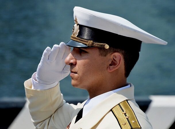 Вот так моряки приветствуют друг друга. Из открытых источников.