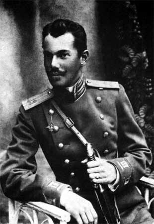 Леонид Сергеевич Карум (1888 — 1968). Муж сестры писателя М. А. Булгакова. Служил у гетмана Скоропадского, потом — у белогвардейцев, потом — в РККА. И таких тысячи было. 