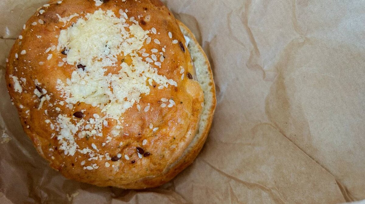 Потом я стала экспериментировать и посыпала бейгл за 5 минут до готовности тёртым "Пармезаном". Рекомендую однозначно 