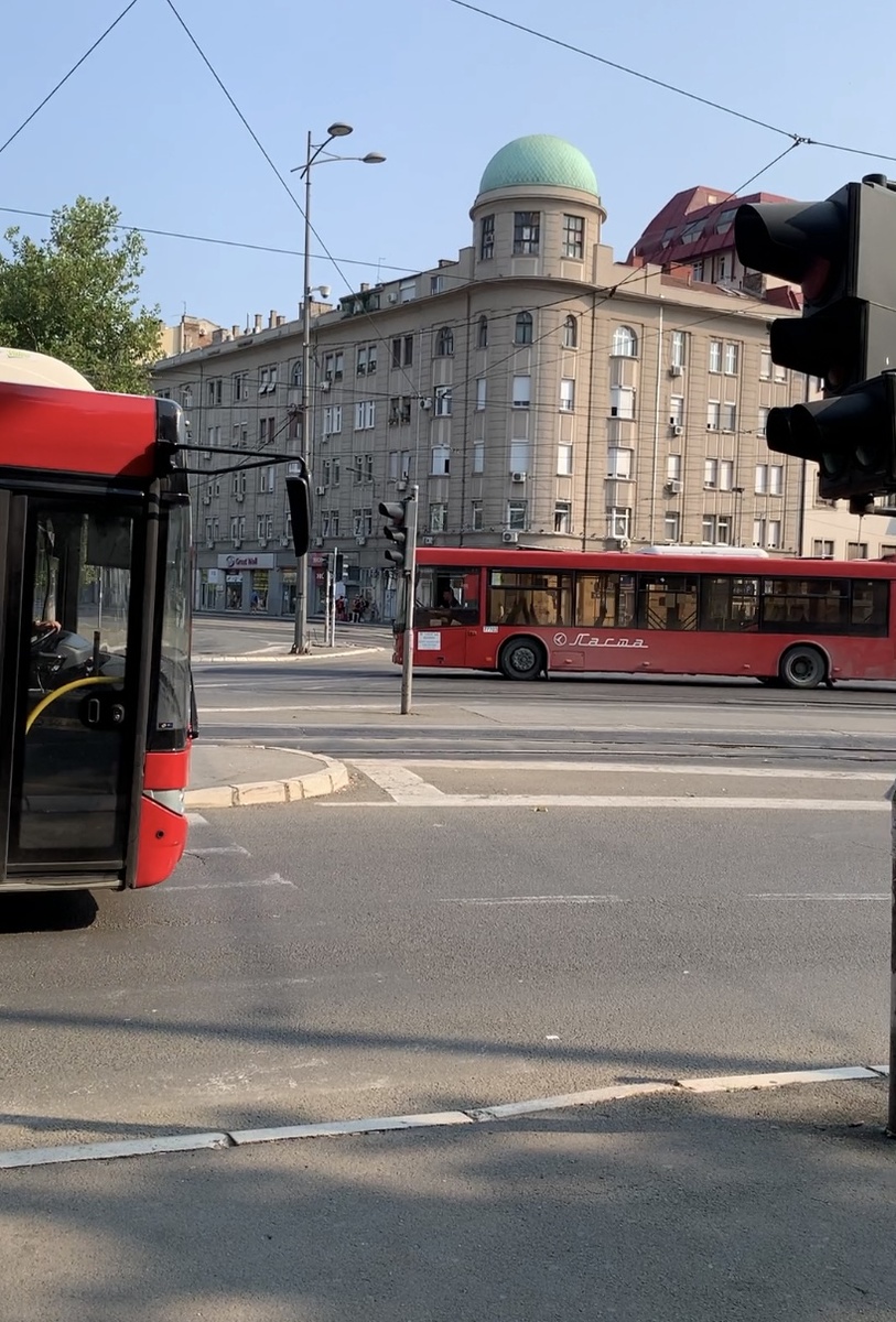 Встреча красных белградских автобусов) Личное фото автора 