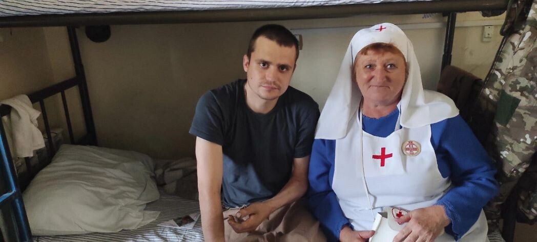 Сестра милосердия с раненым (Ливенская епархия, Московский Патриархат).