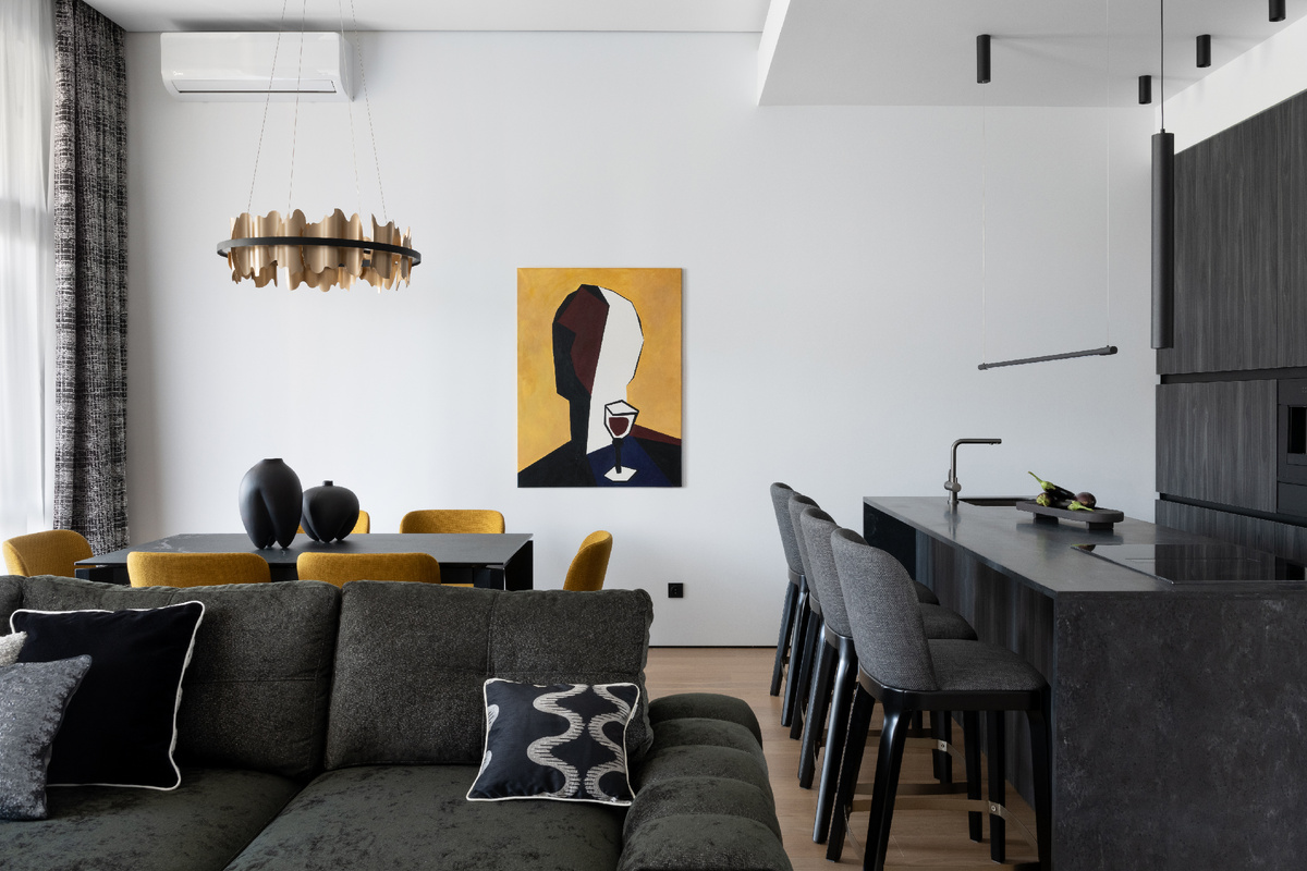 Столовая группа — компания AP Home Декор — компания «Арредаменти»
Текстиль — текстильная библиотека KADO
Диван — компания Room Zoom