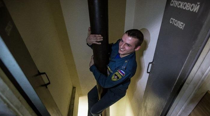 Современный спусковой столб в пожарных депо России