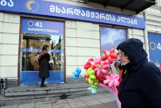    Вход в избирательный участок для голосования на парламентских выборах в Грузии