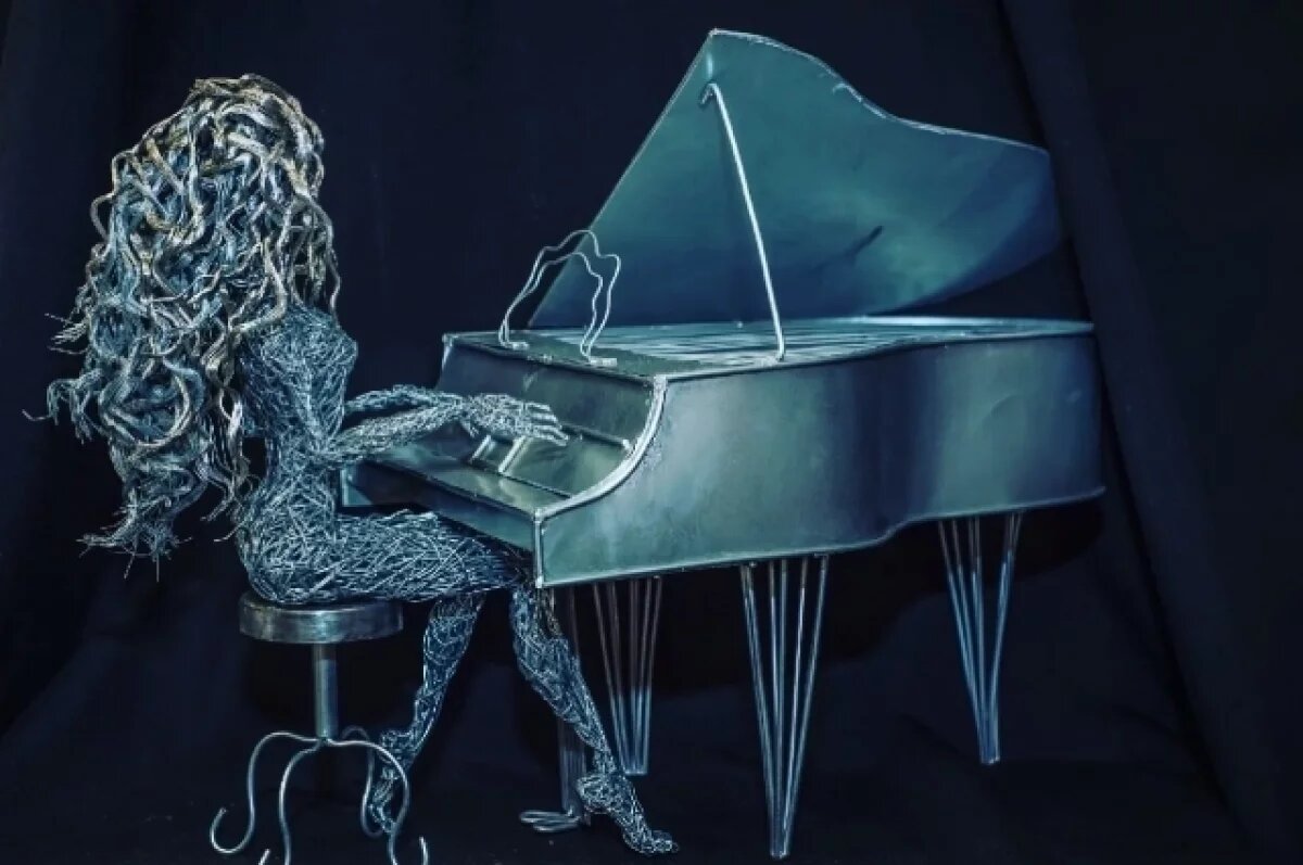    Врач-пульмонолог из Новосибирска создает фигуры из проволоки в полный рост