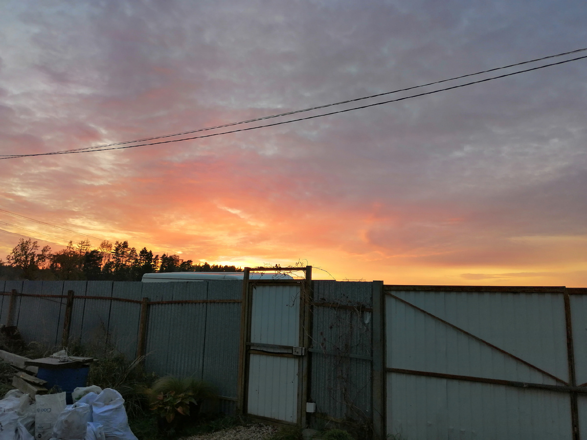 Вообще, я фотографировала восхитительное закатное небо, но такое количество мусора невозможно скрыть, он всегда попадается в кадр. Я так-то никогда не делаю фотографии в этом ракурсе. 