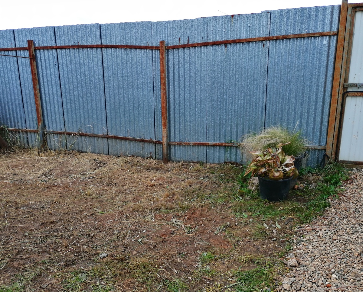 Когда и забор из металлопрофиля не выглядит таким уж злoм