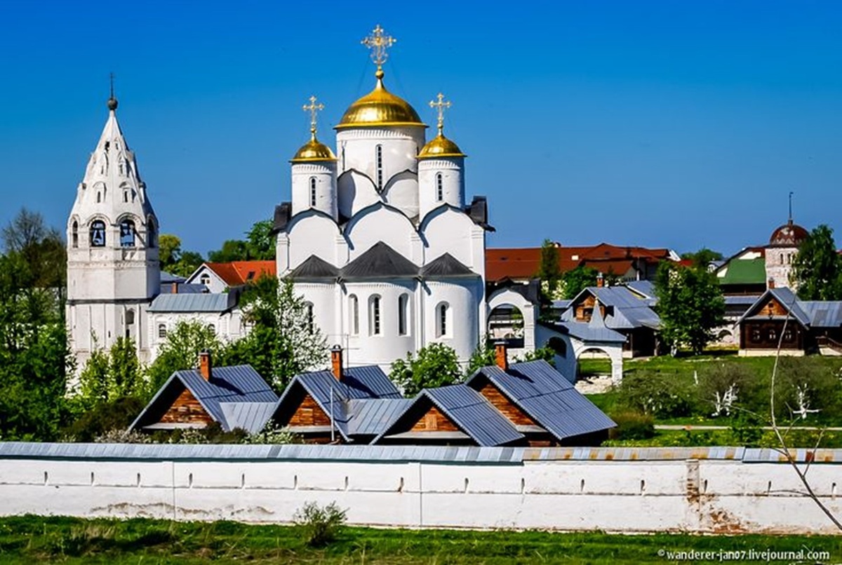 Так сейчас выглядит последнее место жизни Александры Скопиной (Головиной). Суздальский Покровский Женский монастырь, обитель опальных царских жен от Соломонии Сабуровой до Евдокии Лопухиной. Из открытых источников