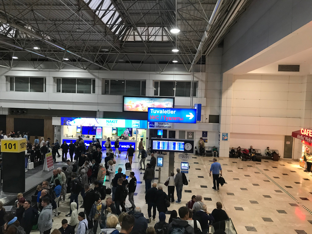 В аэропорту Антальи все указатели продублированы на турецком, английском и русском языках