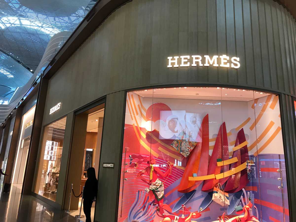 Специально покупала перелет подешевле, чтобы потом потратить оставшиеся деньги в магазинах люксовых марок (шутка)