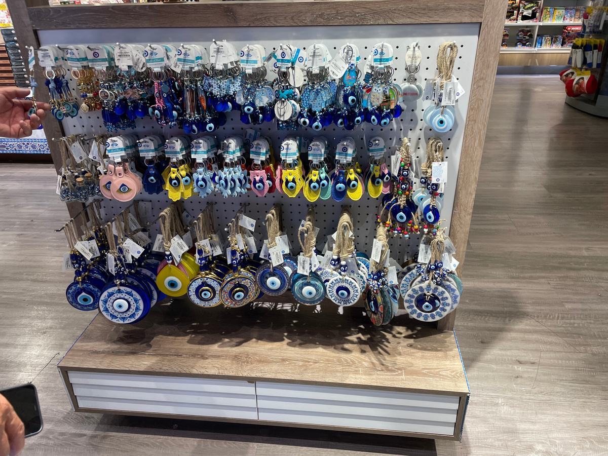 Без типичных турецких талисманов не обошлось