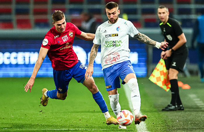    Тамерлан Мусаев (ЦСКА) и Игорь Калинин («Факел») во время матча.Софья Сандурская/ТАСС