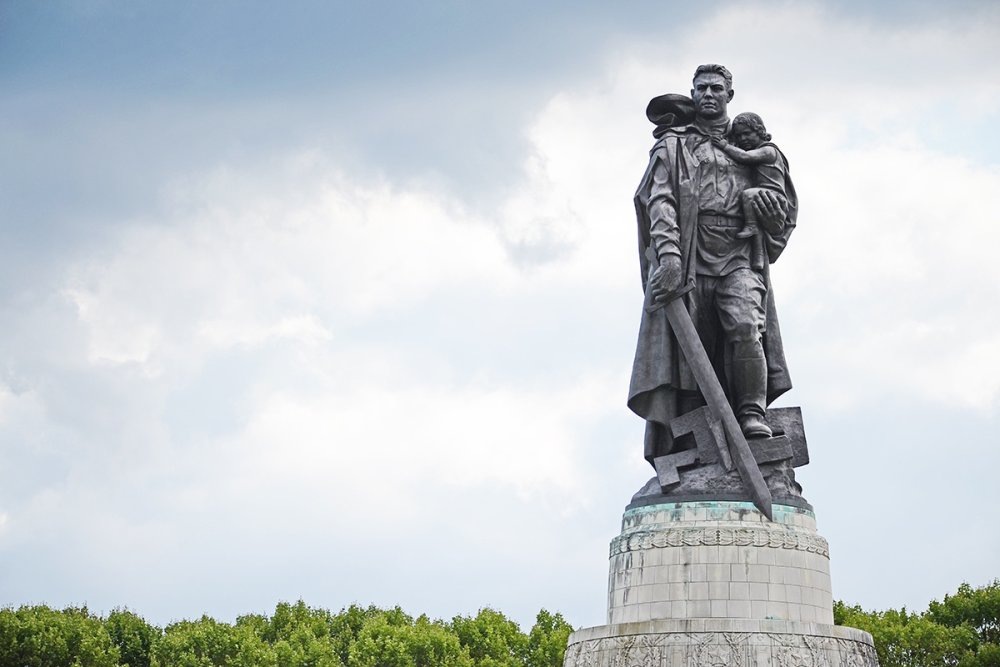 «Воин-освободитель» — монумент павшим в боях за Берлин советским воинам на военном мемориале в Трептов-парке в Берлине. Фото из открытых источников.