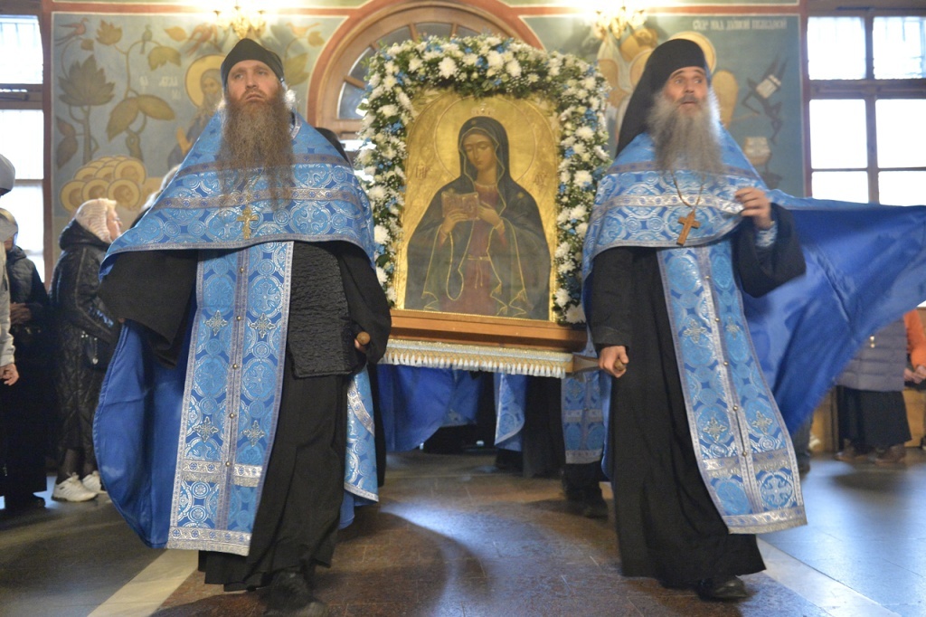 Крестный ход с Калужской иконой Божией Матери