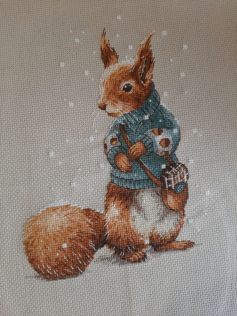 Бельчонок в свитере