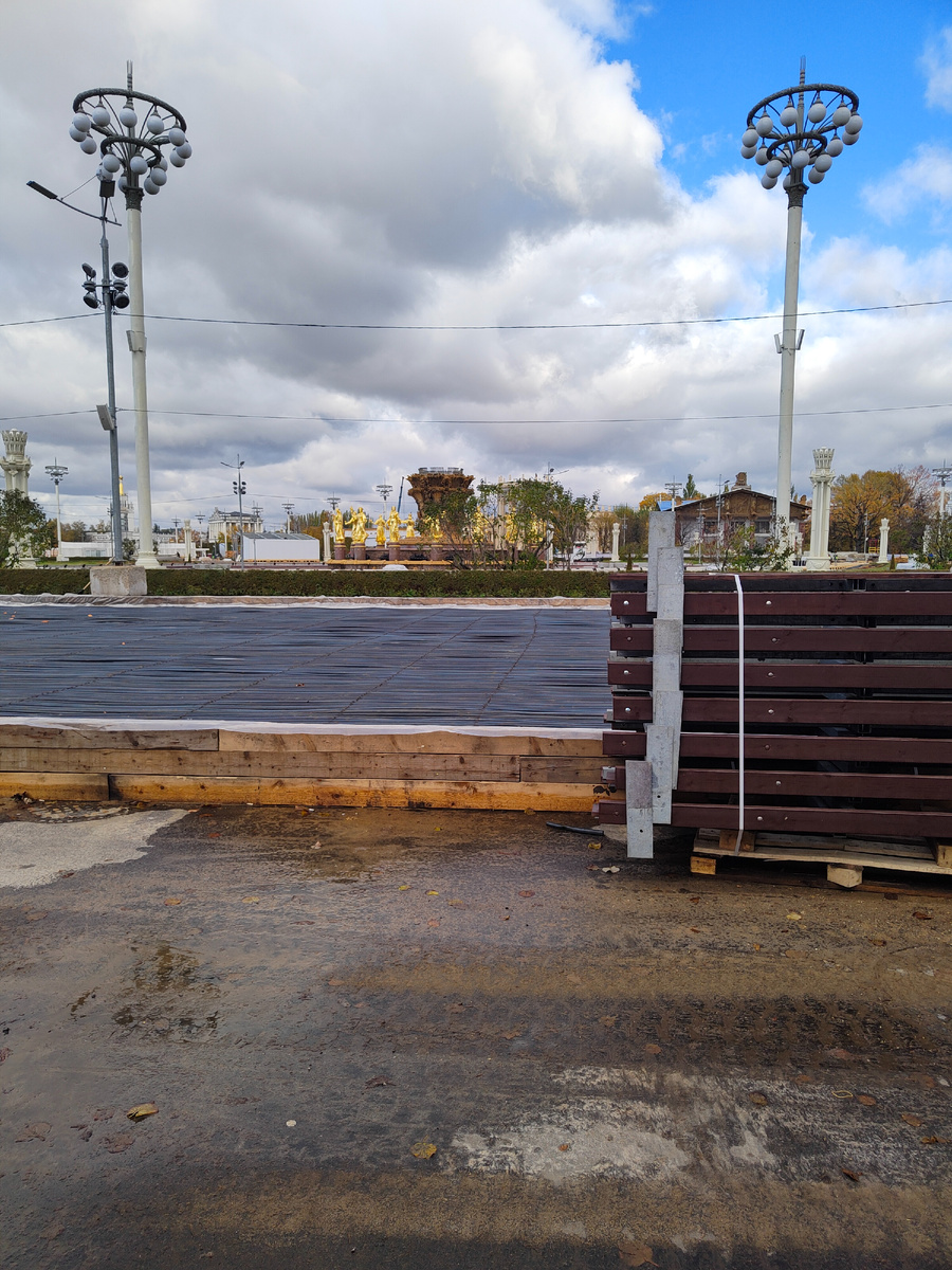 Рабочие укладывают на деревянную опалубку трубки охлаждения катка. Знаменитый фонтан Дружбы народов подготовлен к зимнему сезону. 