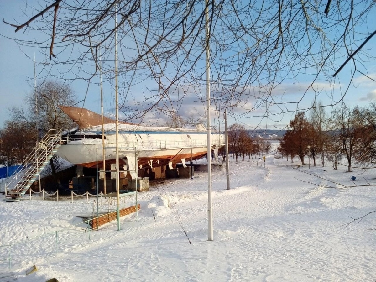 Теплоход «Спутник» многие годы стоял на постаменте у речного вокзала Тольятти. Фото: «Центральный район Тольятти», «Вконтакте»