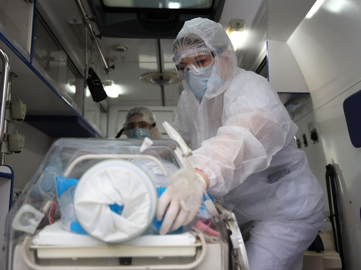    Выездная реанимационная бригада перинатального центра© РИА Новости / Виталий Тимкив