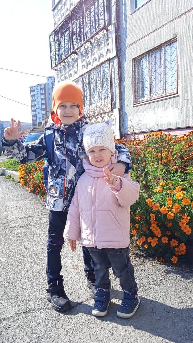 Счастливый Андрей - впереди целая неделя первых в его жизни каникул. Лиза просто всегда счастливая, когда брат рядом) 