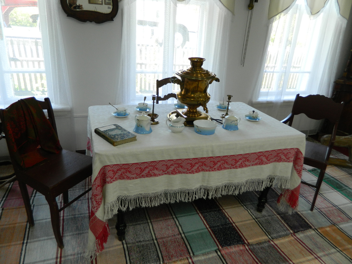 Фото автора. В гостиной за столом собиралась вся семья Маминых. Признаюсь, на чайный сервиз фабрики Гарднера не мог наглядеться.