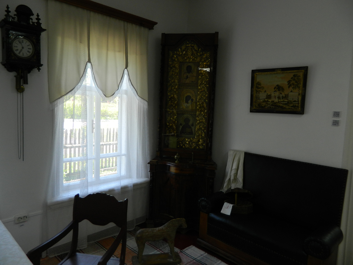 Фото автора. Справа от киота на стене висит картина, которую вышивала сама Анна Семёновна.