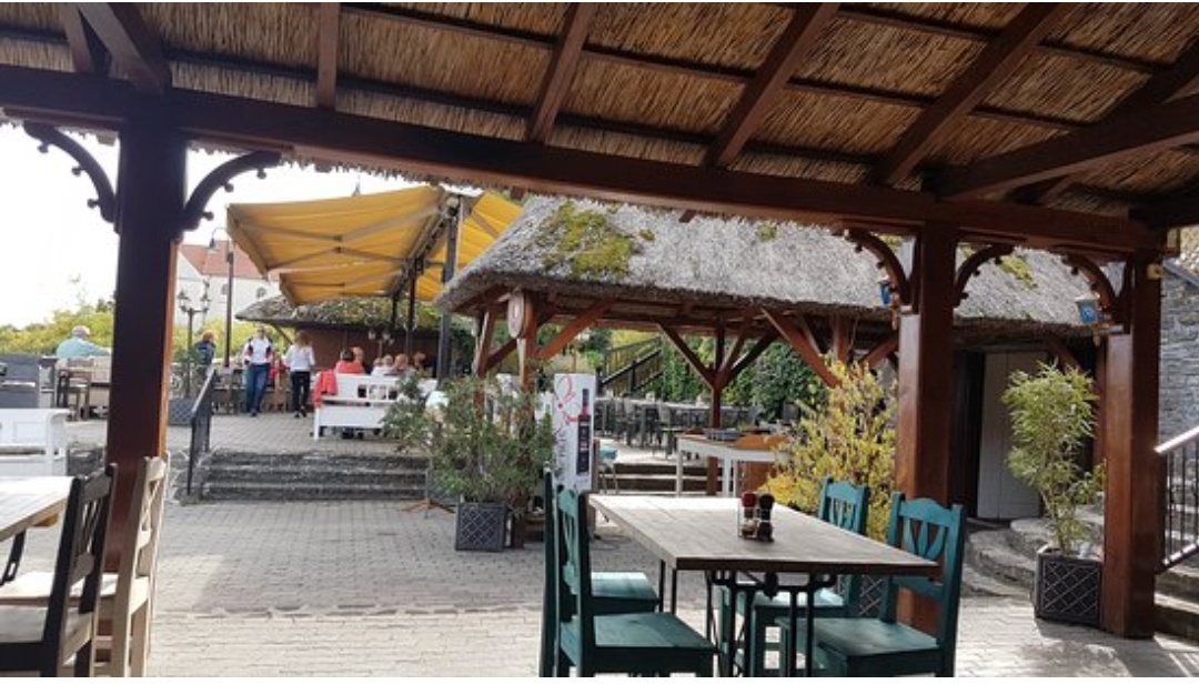 Фото из интернета. В таком ресторанчике мы и обедали.