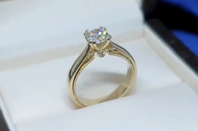    Кольцо с бриллиантом 1 карат. Кадр из видео