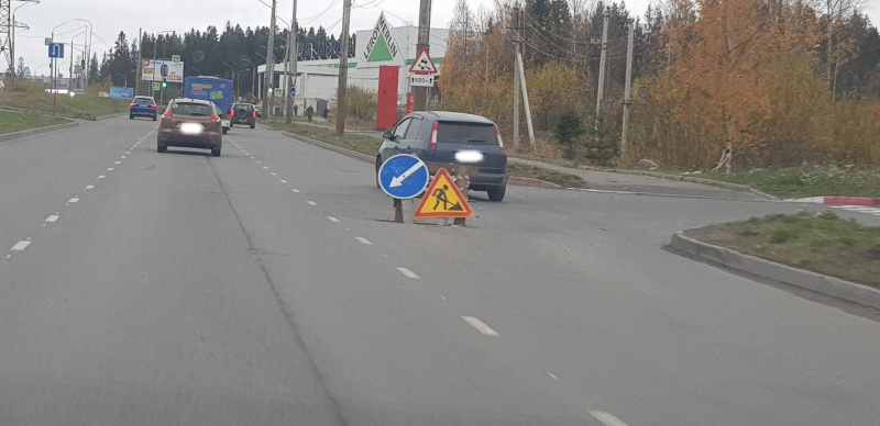    Яма на проспекте в Петрозаводске перекрыла движение по полосеИрина Меркова