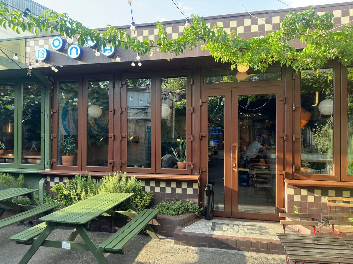 Рюмочная «Волна» находится в гастропространстве «Торговый Дворик» по адресу: ул. Красная, д.90