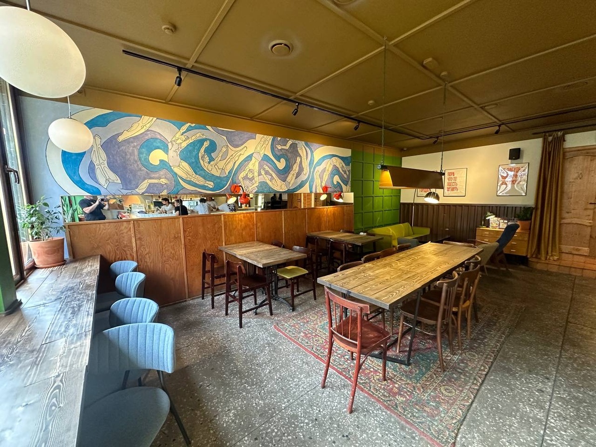 Интерьер рюмочной аскетичен и в тоже время очень стильный .