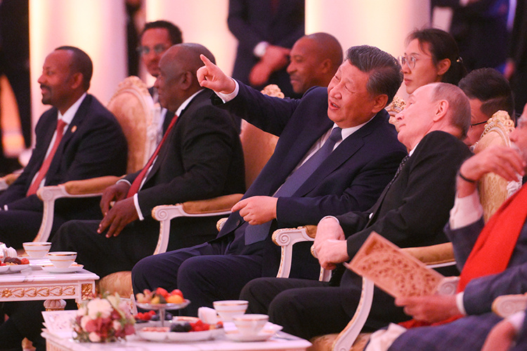    Я много узнал об этом городе. 400 лет назад Великий чайный путь, который соединил наши страны, также проходил через Казань и через этот путь китайский уишанский чай везли в Россию», — отметил Си Цзиньпин.   
Фото: Александр Кряжев / Фотохост-агентство brics-russia2024.ru