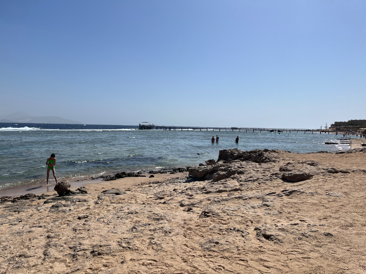 Отельный пляж в Шарм-эль-Шейхе. Фото моё.