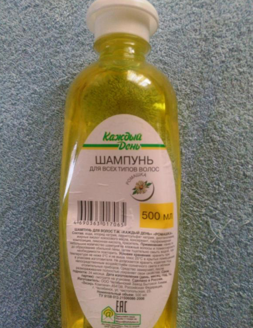 Дешевые шампуни могут выглядеть привлекательно благодаря низкой цене, но часто их состав и качество оставляют желать лучшего. Вот несколько причин, почему они могут негативно влиять на здоровье волос и кожи головы:

1. **Жесткие очищающие компоненты**. В составе дешевых шампуней часто можно встретить агрессивные ПАВ (например, сульфаты, такие как SLS и SLES), которые лишают волосы и кожу головы естественной влаги и защитного слоя. Это приводит к сухости, раздражению, ломкости волос и даже появлению перхоти.

2. **Недостаток полезных ингредиентов**. Чтобы снизить стоимость, производители часто исключают качественные натуральные масла, витамины и экстракты, которые могли бы укрепить волосы, способствовать их росту и улучшить состояние кожи головы. В результате волосы остаются более уязвимыми и подверженными повреждениям.

3. **Синтетические добавки**. Дешевые шампуни часто содержат большое количество искусственных ароматизаторов, красителей и консервантов, которые могут вызывать аллергические реакции, зуд и раздражение кожи головы.

4. **Силиконы и парабены**. Многие недорогие шампуни содержат силиконы, которые создают временный эффект гладкости, но при этом со временем накапливаются на волосах, мешая им дышать и ухудшая внешний вид. Парабены же могут вызывать раздражение кожи и влиять на гормональный фон, хотя это и обсуждаемый момент.

5. **Кратковременный эффект**. Дешевые шампуни могут придавать волосам блеск и мягкость, но часто это кратковременный эффект, который достигается за счет агрессивной химии. Постепенно волосы становятся тусклыми, ломкими и хуже реагируют на любые уходовые процедуры.

6. **Проблемы с кожей головы**. Из-за чрезмерного высушивания и раздражения кожи дешевые шампуни могут способствовать возникновению дерматологических проблем: перхоти, шелушения, зуда. Впоследствии это потребует лечения и может обойтись дороже, чем использование качественного шампуня с самого начала.

Выбирая шампунь, стоит обращать внимание на состав и предпочтение отдавать продуктам с мягкими ПАВ, натуральными маслами и экстрактами, а также избегать средств с сильными искусственными ароматами и красителями.