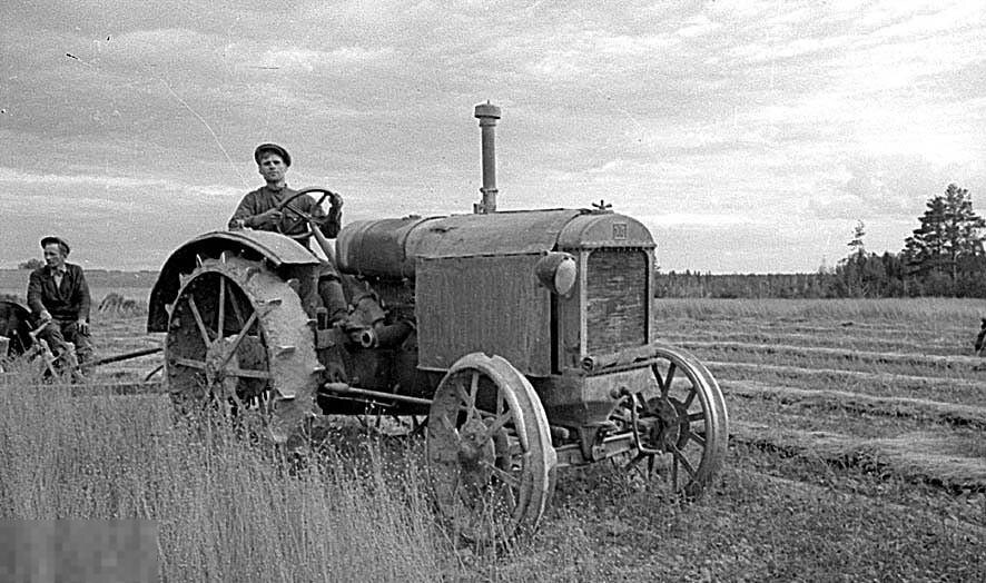 Работа в поле на тракторе 1930 год. Источник Яндекс картинки