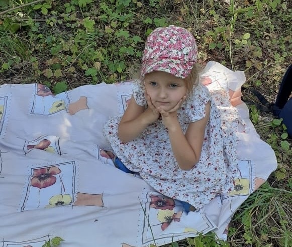 Примерно через минуту после этого фото Варя спросит: "Почему я все время думаю?"