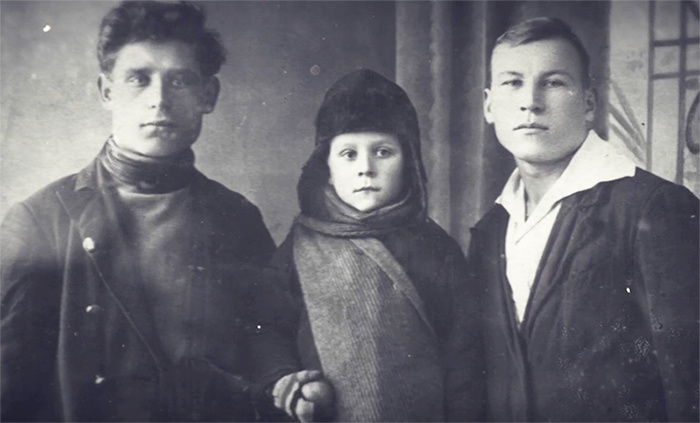 Марат с отцом и предположительно с братом (точной информации не нашла)