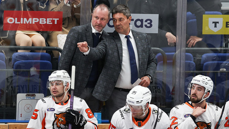    Главный тренер «Амура» Андрей Мартемьянов (справа) и тренер защитников Виталий Атюшов.ХК «Амур»