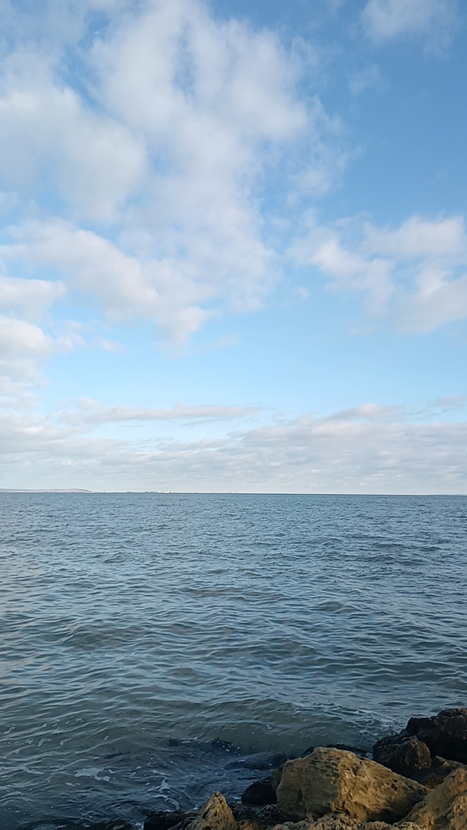 Пролив, вид с пляжа гостиницы "Форт Апатур", что в нескольких сотнях метров от этностаницы