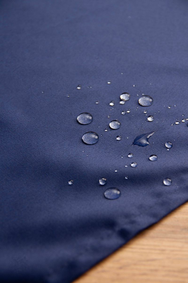 Пример водоотталкивающей пропитки на наперонах бренда LeoHome