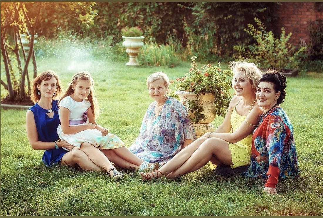 Наш Девичник: сестра, племянница, тётя, я, мама. А доченька в Питере. Фото из личного архива