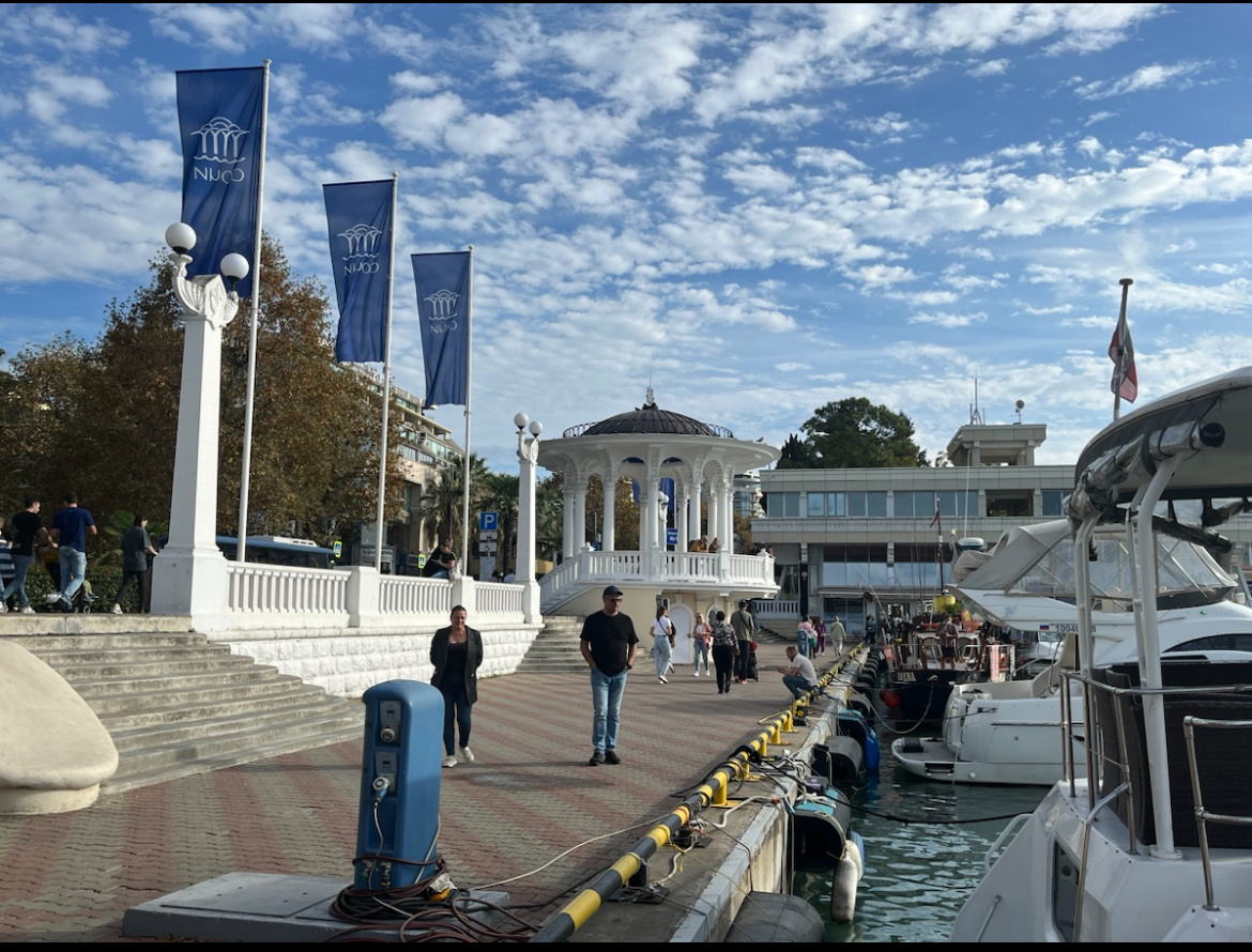 Белая ротонда в порту. 