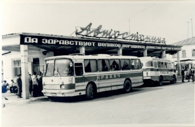    В Яранске на здании автовокзала установили световую вывеску