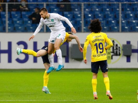    Даниил Уткин головой забил первый мяч в матче "Ростов"-"Ахмат" 26 октября 2024 года // фото: Денис Демков