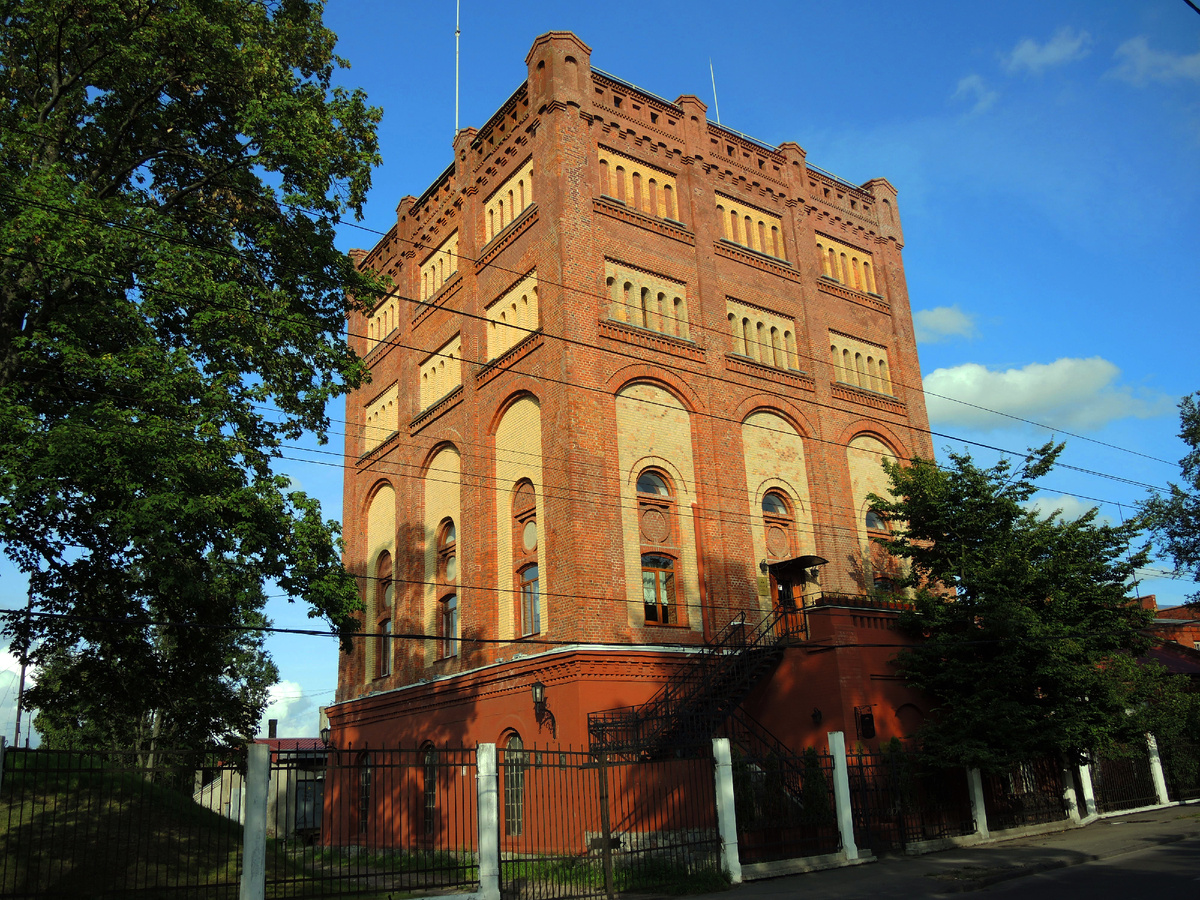 Музей "Водоканала" (Советский проспект, 120) располагается на 2 этаже водонасосной станции Хардерсхоф, построенной в 1894 году. Башня имеет статус памятника архитектуры и до сих пор является действующей, снабжает водой Центральный район Калининграда. Мое рабочее офисное здание располагалось напротив.